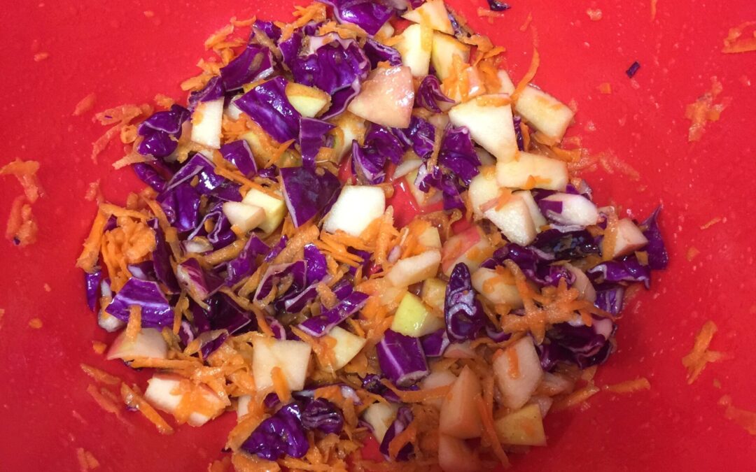 Apple Cabbage Crunch / Crujido (Ensalada) de Manzana y Repollo